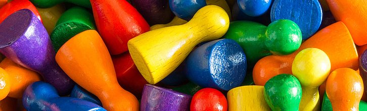 Ein Haufen bunter Spielfiguren