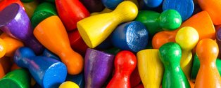Ein Haufen bunter Spielfiguren