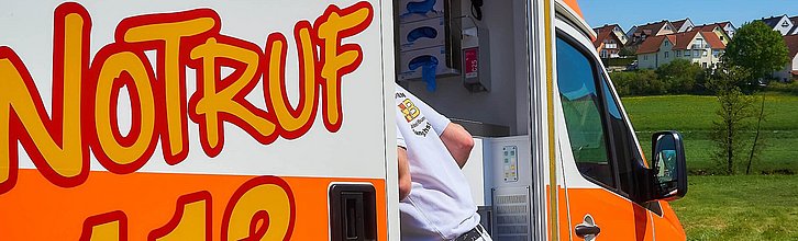 Ein Mann steigt in einen Rettungswagen ein