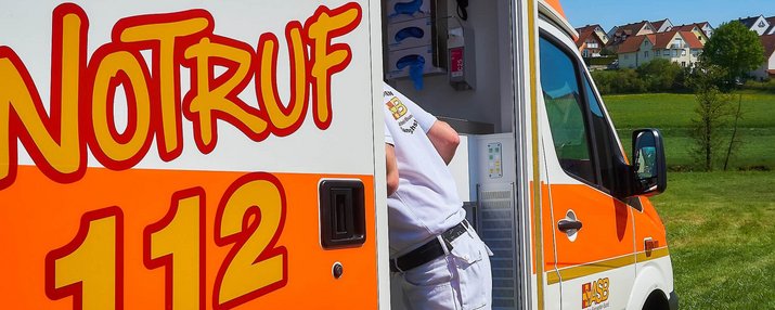 Ein Mann steigt in einen Rettungswagen ein