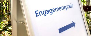 Ein Schild auf dem "Engagementpreis" steht