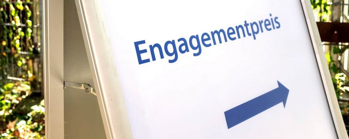 Ein Schild auf dem "Engagementpreis" steht