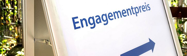 Ein Schild auf dem "Engagementpreis" steht